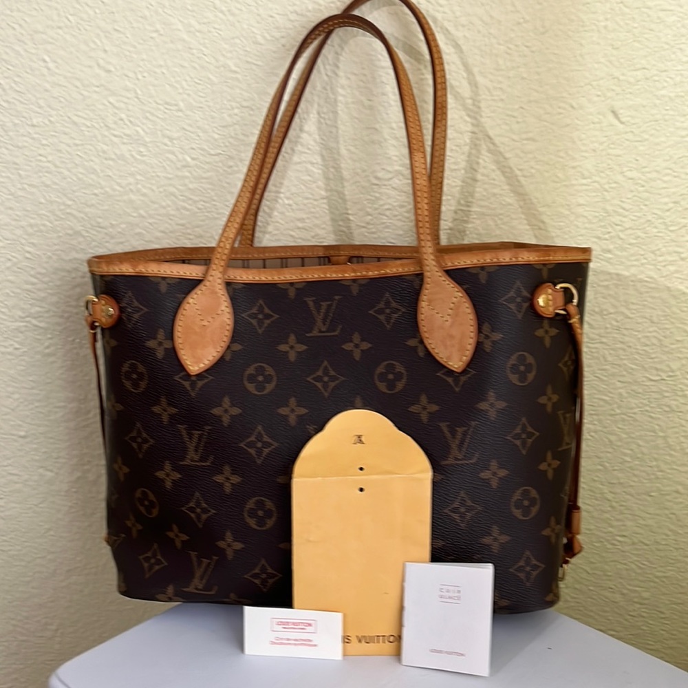 Authentic Loui Vuitton in very good shape!!! Tags and dust bag included
